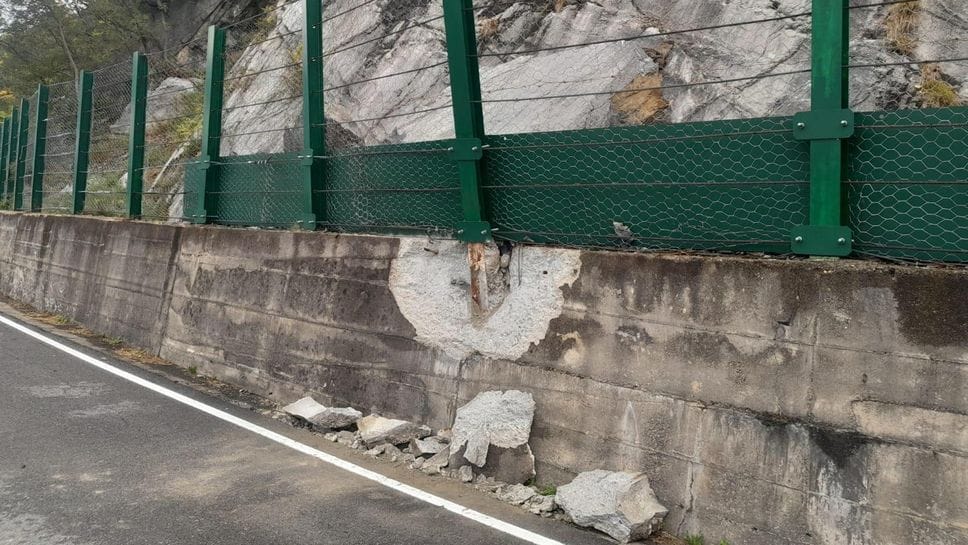 Perledo: smottamento sulla 72, la strada resta a senso unico alternato