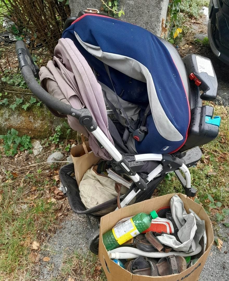 Lecco, passeggino usato come pattumiera a Rancio: residenti esasperati per l’abbandono dei rifiuti