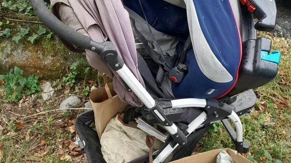 Lecco, passeggino usato come pattumiera a Rancio: residenti esasperati per l’abbandono dei rifiuti