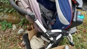 Lecco, passeggino usato come pattumiera a Rancio: residenti esasperati per l’abbandono dei rifiuti