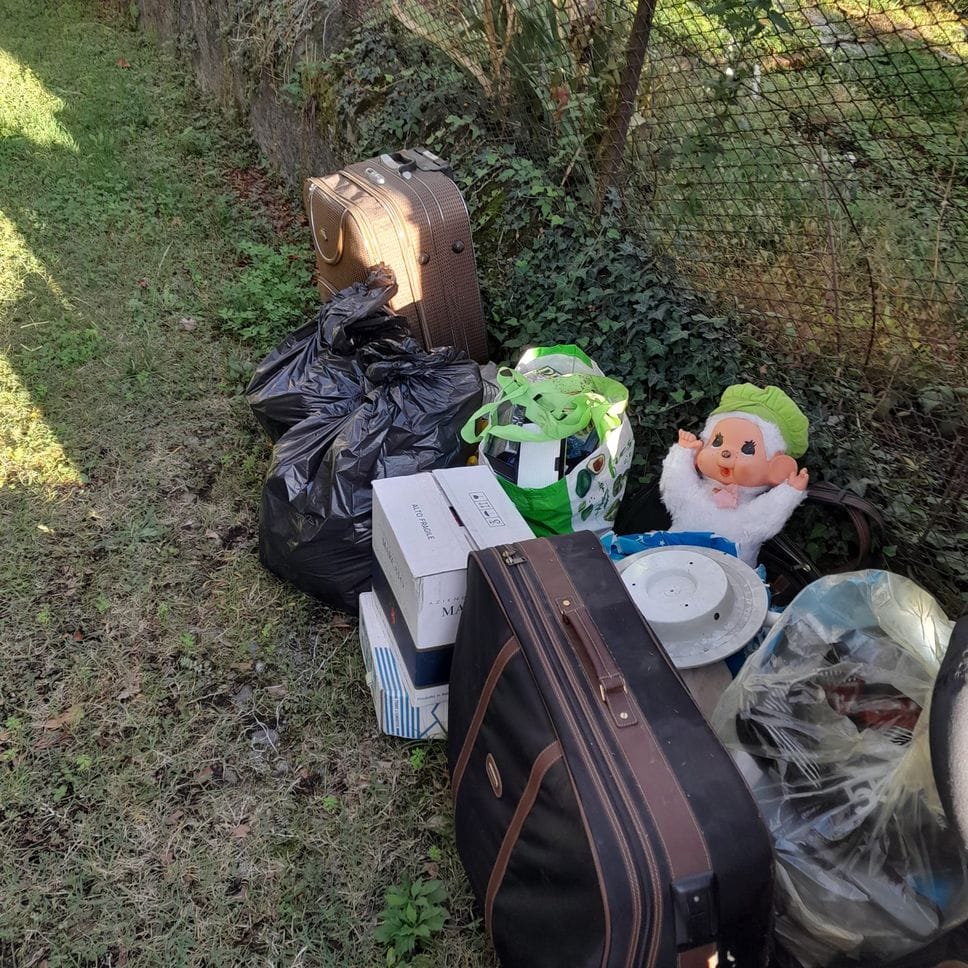 Lecco, a Rancio rifiuti abbandonati e un passeggino usato come pattumiera: residenti esasperati