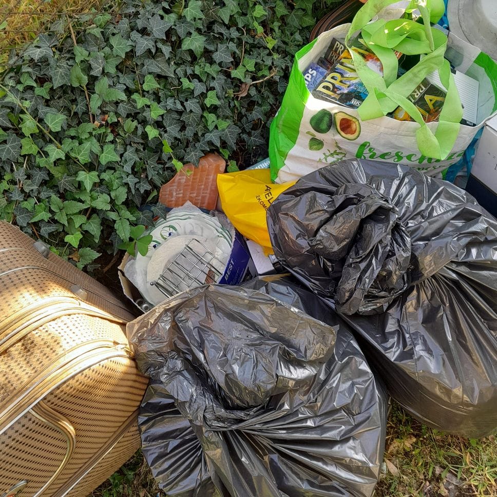 Lecco, a Rancio rifiuti abbandonati e un passeggino usato come pattumiera: residenti esasperati