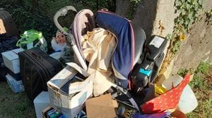 Lecco, a Rancio rifiuti abbandonati e un passeggino usato come pattumiera: residenti esasperati