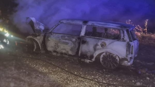 Primaluna, auto in fiamme in una zona impervia: intervengono i Vigili del Fuoco