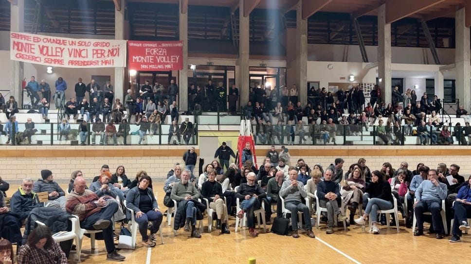 L’assemblea pubblica in seguito alla quale l’amministrazione del sindaco Ivan Pendeggia ha rinunciato al progetto di realizzazione dell’anfiteatro nella zona di via Fontanile