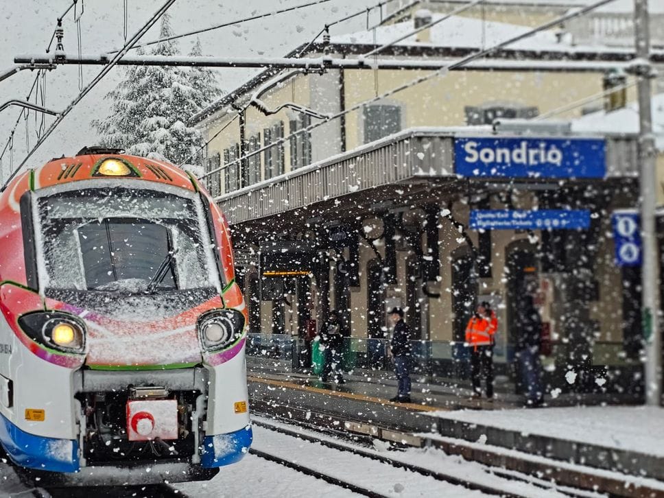 La speciale Livrea di Trenord per i treni olimpici: ecco un “Donizetti” nella stazione di Sondrio sotto la neve