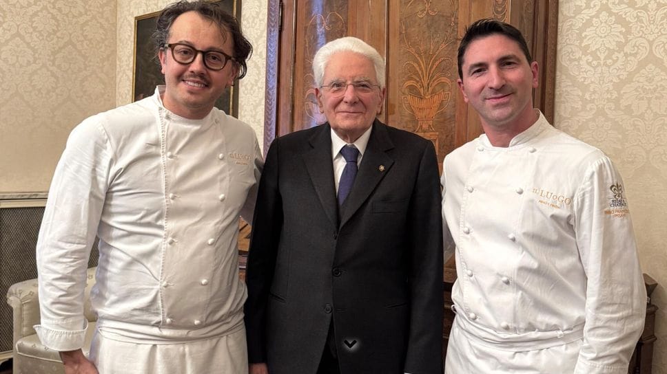 Da sinistra, Alessandro Negrini, col presidente Mattarella, e il collega Fabio Pisani, entrambi chef de “Il luogo di Aimo e Nadia”