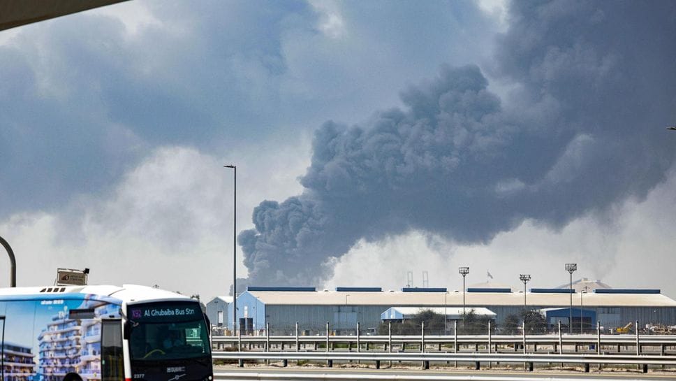 Fumo a Jebel Ali (Dubai) causato dall’esplosione di un missile iraniano intercettato