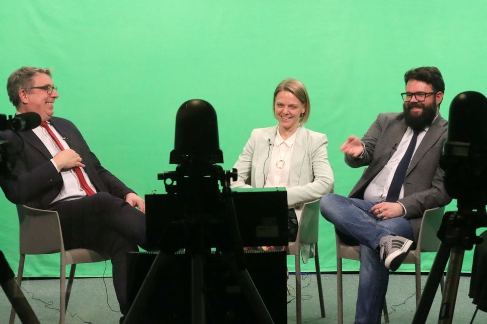 Arianna Fontana in redazione La Provincia Unica TV, con Stefano Spreafico e Fabio Landrini