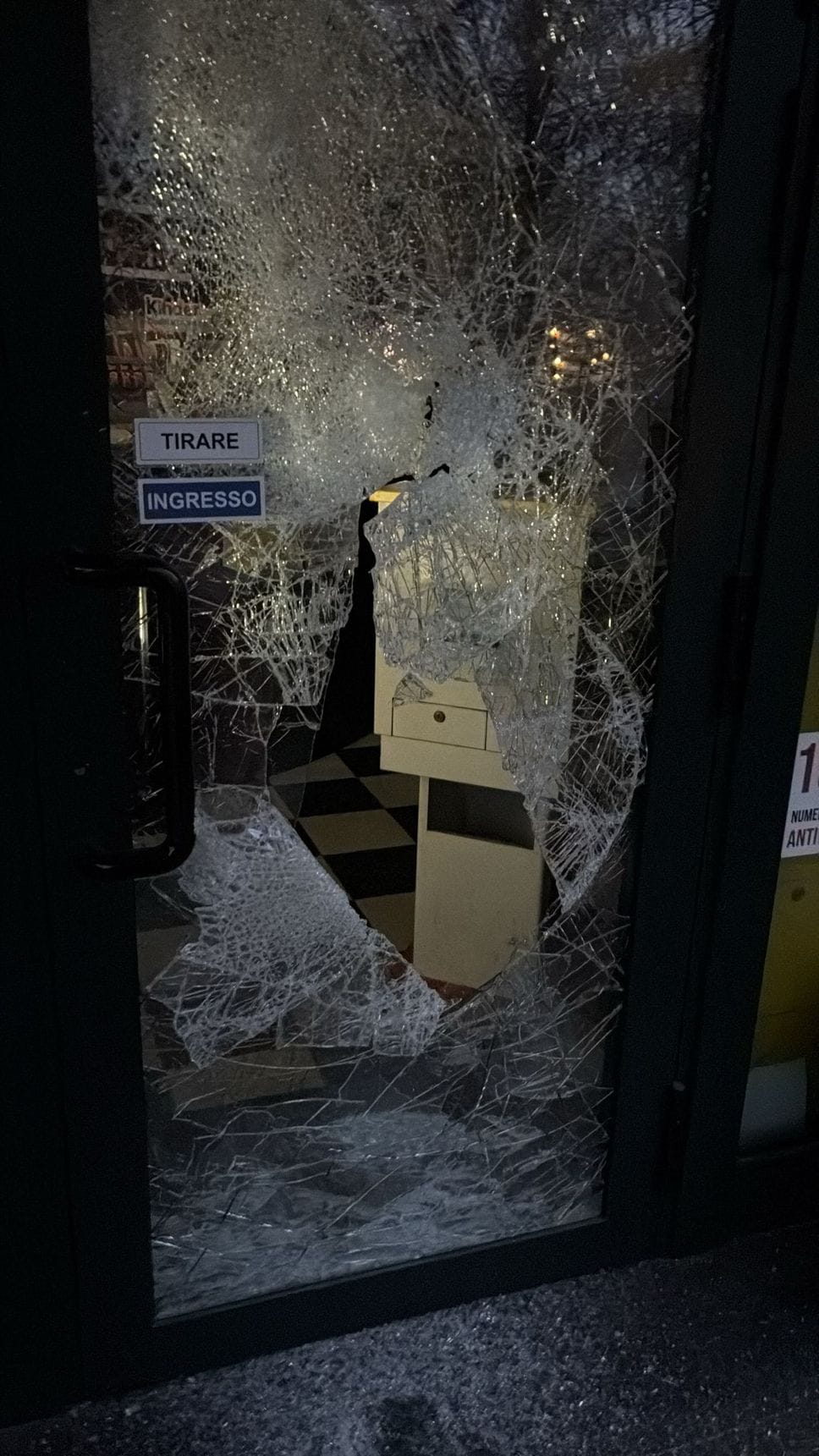 Spaccata nella notte al bar “Stop Over”