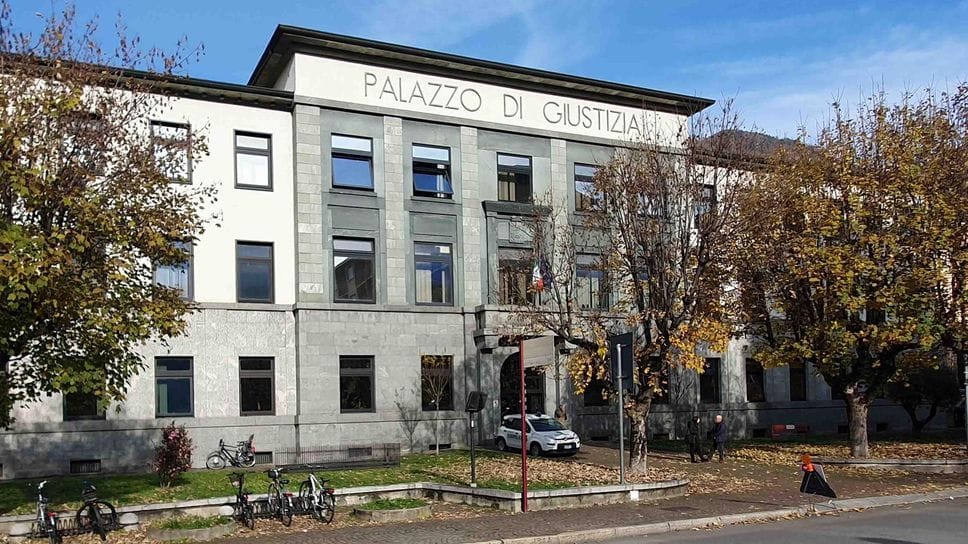 Abusi su minore in affido: uomo a processo