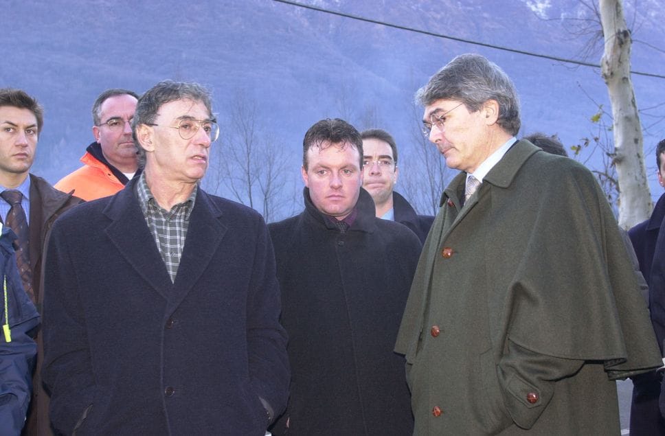 Lecco  Umberto Bossi con l’ex ,ministro Roberto Castelli durante il sopralliogo alla frana di Cortenova