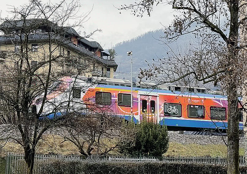Un “Donizetti” con la speciale livrea di Trenord per le settimane a cinque cerchi in transito a Sondrio