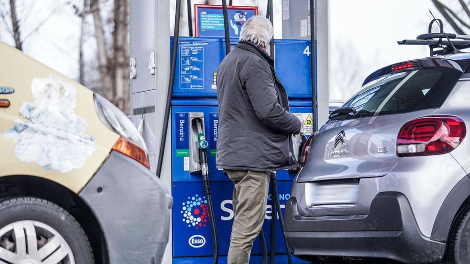 Taglio delle accise, cala il prezzo dei carburanti ma restano le differenze alla pompa