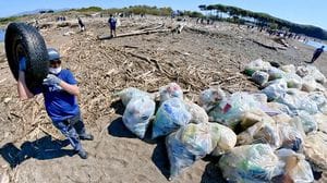 Detenuti in campo con Plastic Free e Seconda Chance per ripulire l'Italia