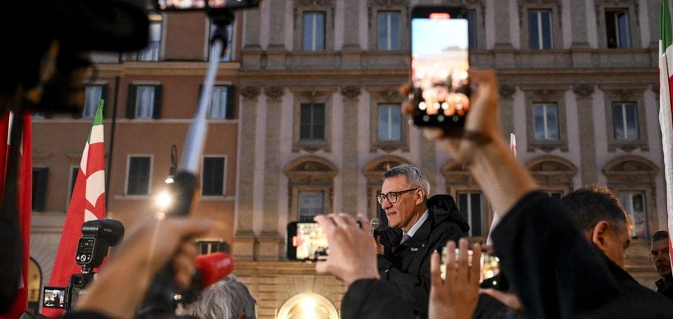 Un voto di piazza che boccia i partiti