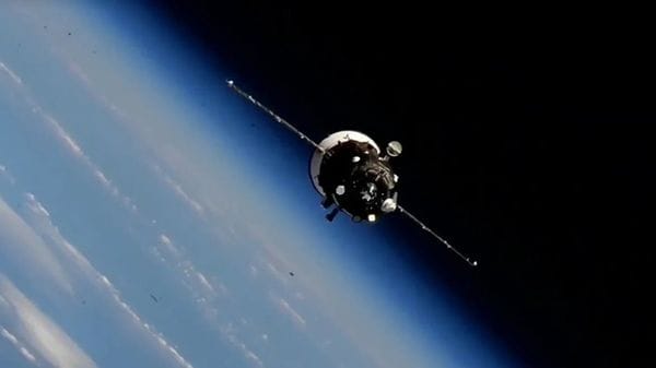 Iss, riuscito l'attracco manuale del cargo russo Progress
