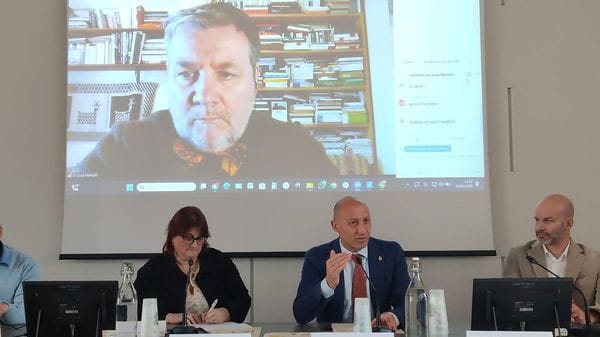 Ambiente, la ricetta di Mercalli: «Auto elettriche e case green»