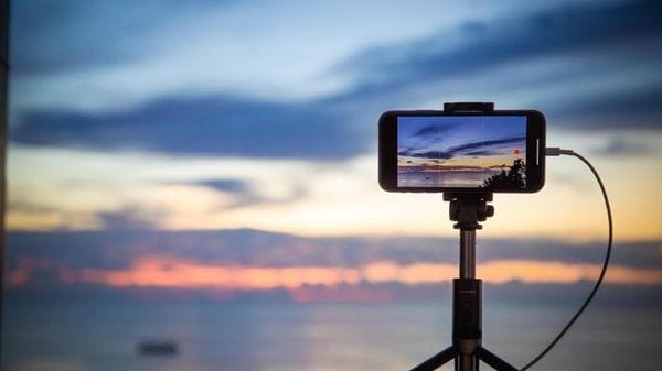 Smartphone connessi ovunque con sciami di satelliti in miniatura