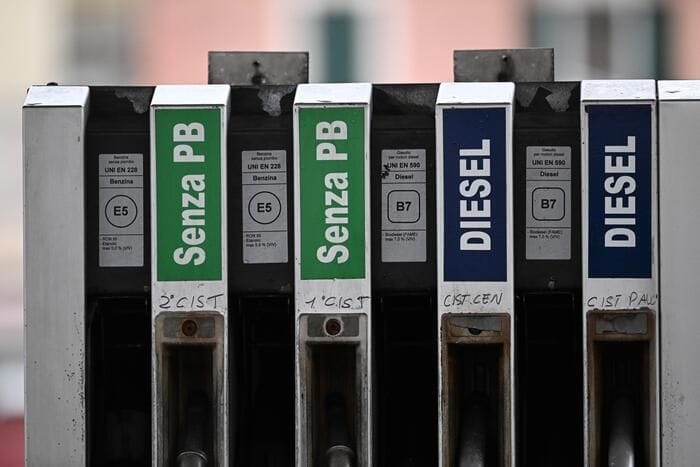 Mimit, prezzo medio self benzina a 1,74 euro a litro, gasolio a 2,04 euro