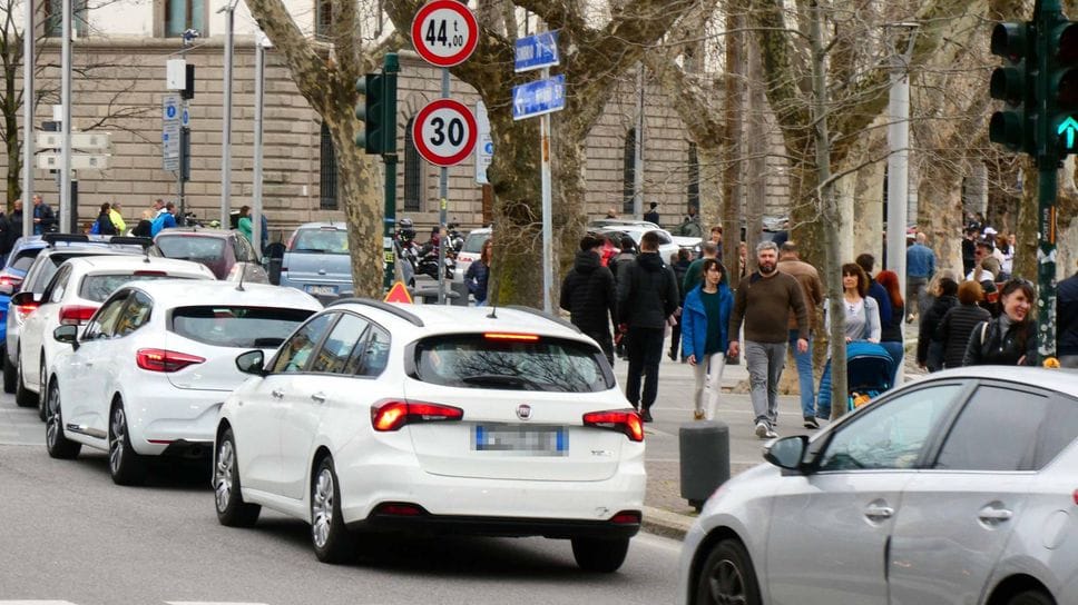 Auto e tecnologia: le famiglie lecchesi spendono meno