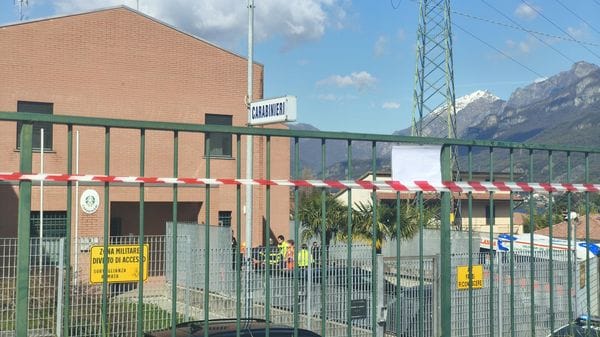 Pescate, tenta di buttarsi nel lago: la salvano i carabinieri