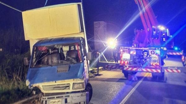 Monte Marenzo: camion esce fuori strada