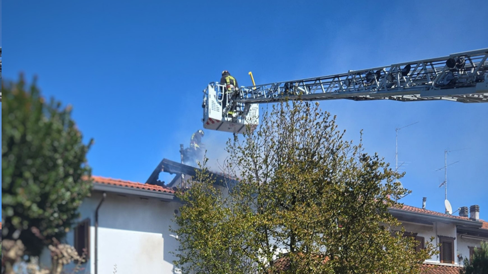 Doppio incendio sui tetti: vigili del fuoco in azione a Brivio e Casatenovo