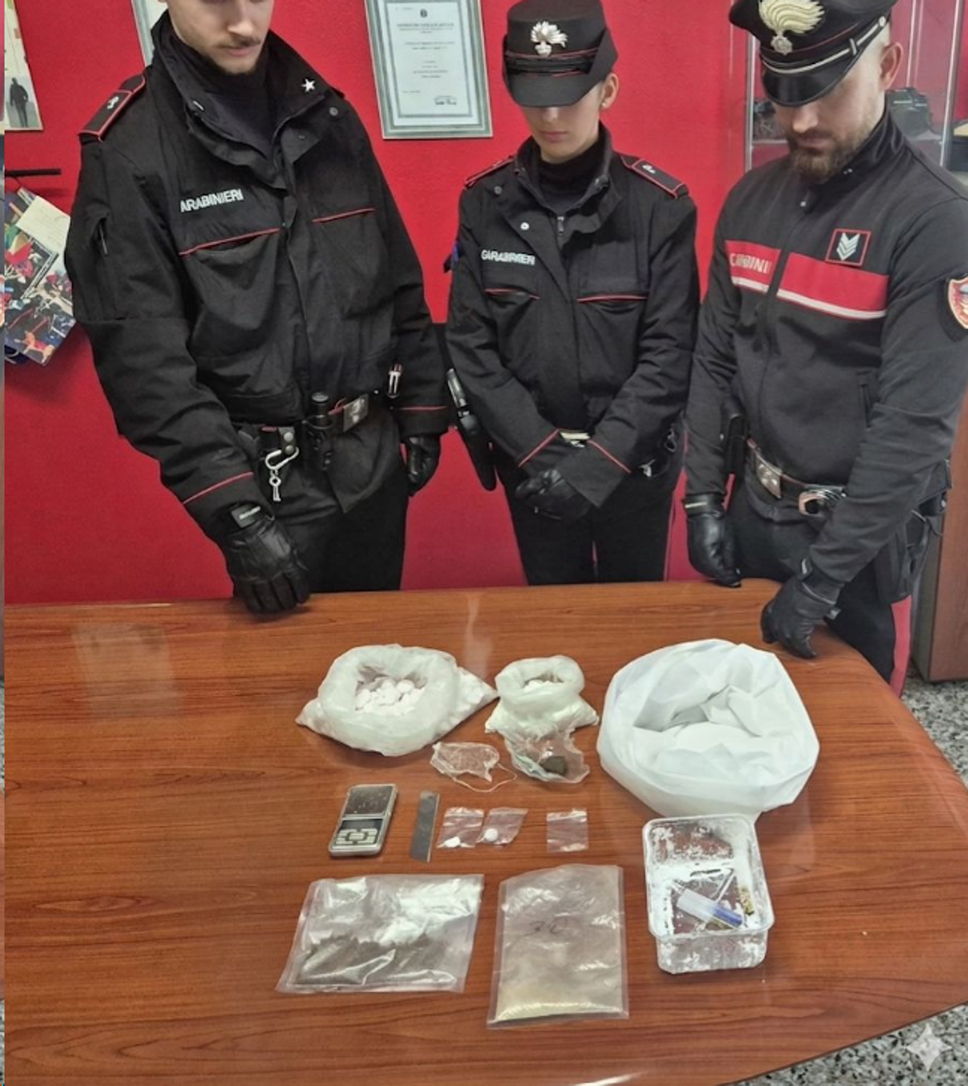 Chiavenna, fermato in centro con la droga: in casa oltre un chilo di stupefacenti