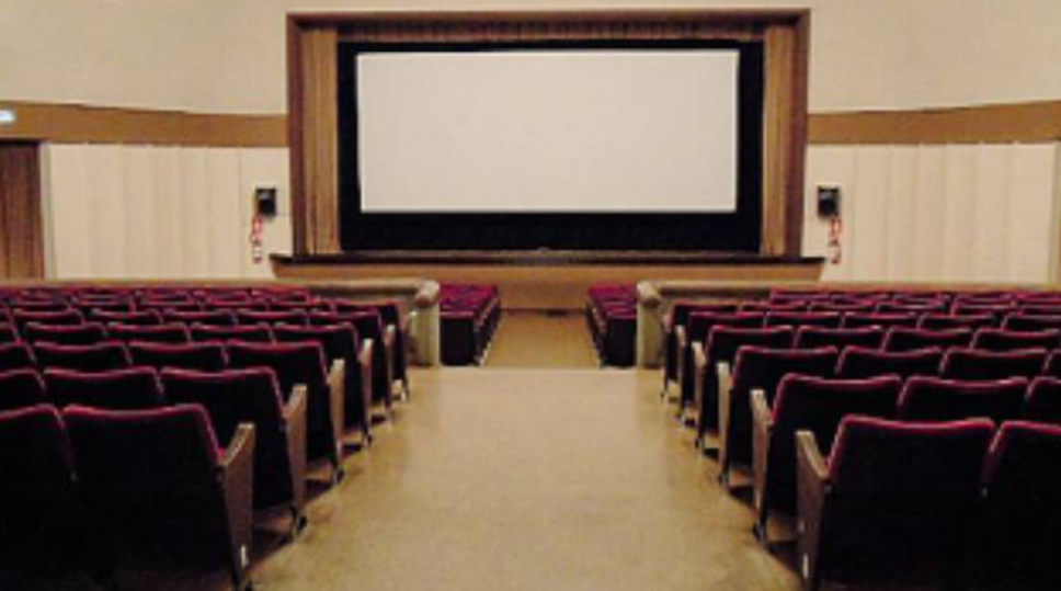 Il cinema Palladium di Lecco da ristrutturare, in vendita le poltroncine