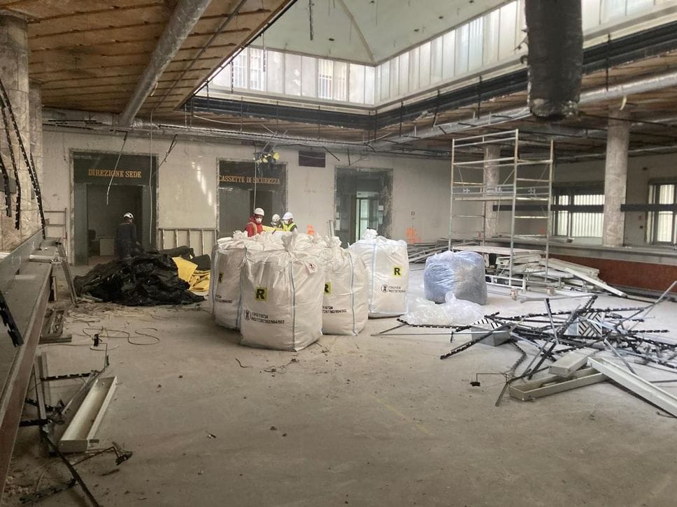 Lecco: partiti i lavori alla ex Deutsche Bank, riaperta dopo 14 anni. Le immagini