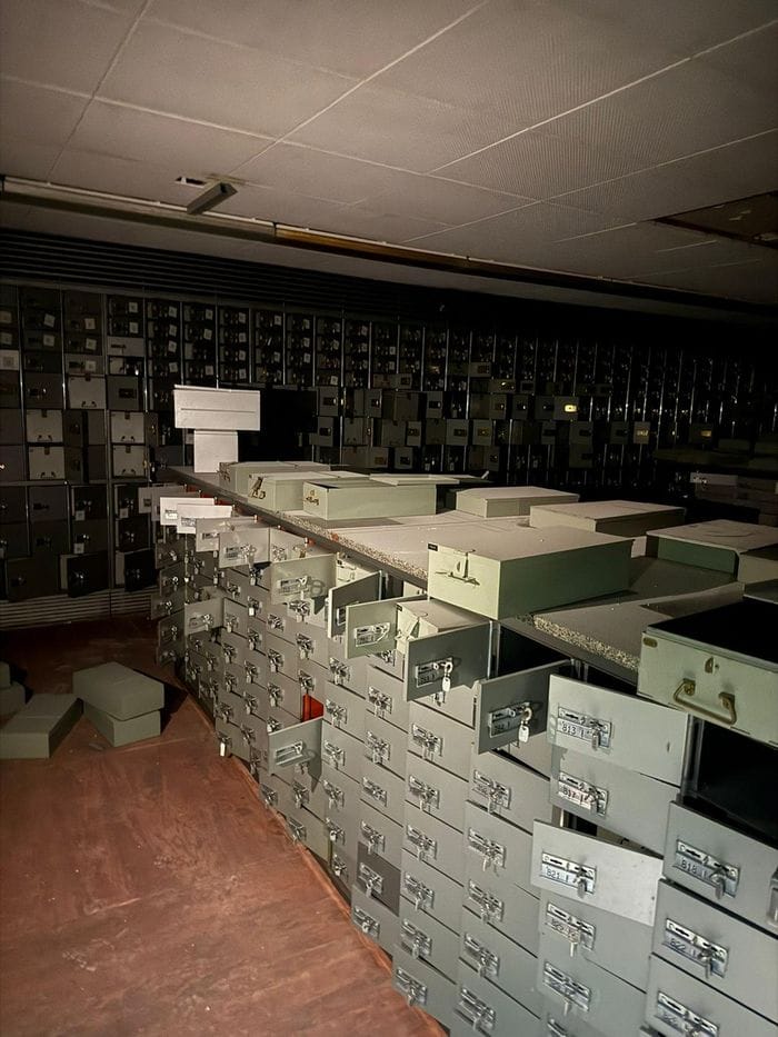 Lecco: partiti i lavori alla ex Deutsche Bank, riaperta dopo 14 anni. Le immagini