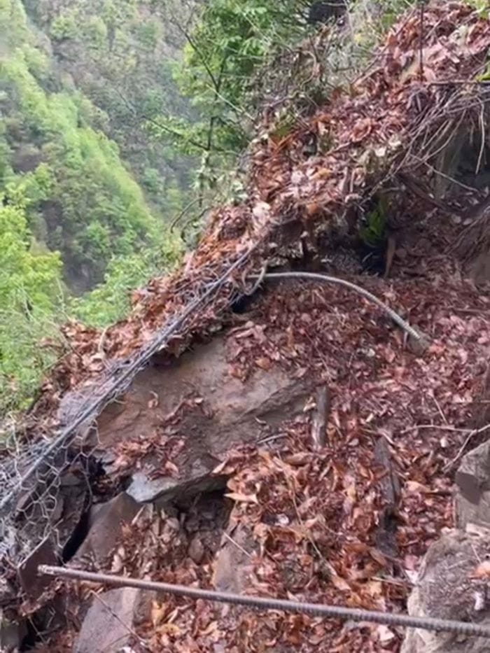 Frana a Bema: massi fermati dalle reti, strada chiusa in via precauzionale