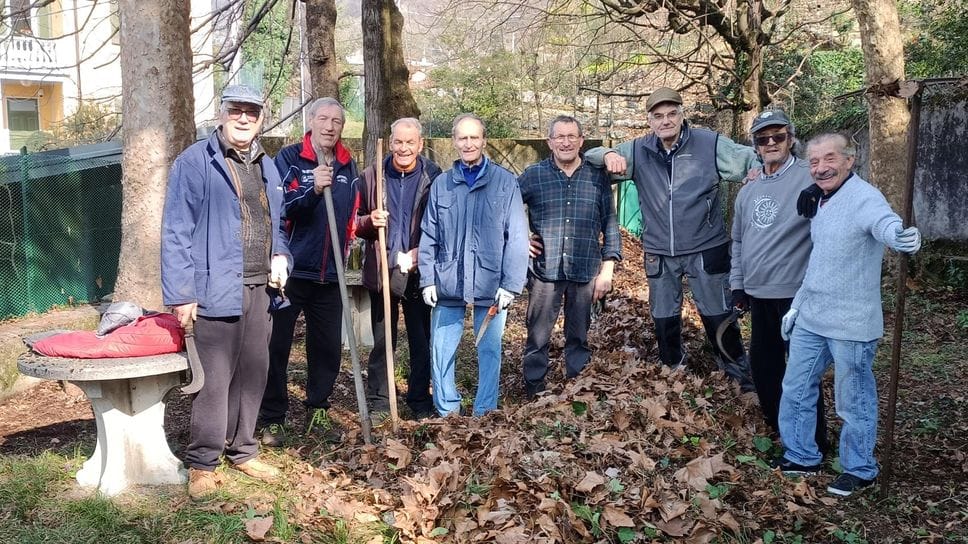 Maggianico, i pensionati della Cisl ripuliscono la storica fonte del convento