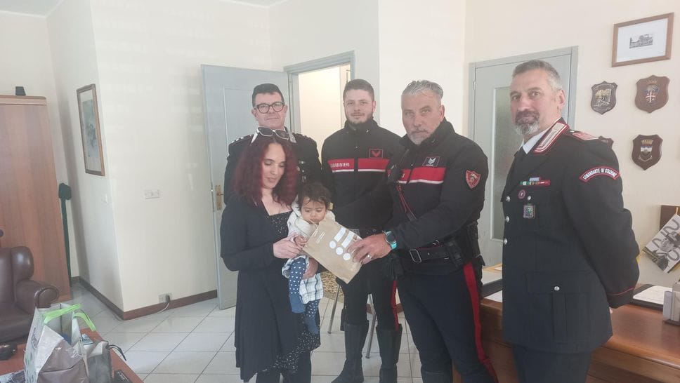 Sofia nata in auto sulla statale 38: festeggia con l’Arma