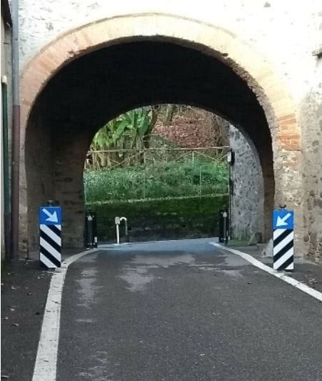 Olgiate Molgora, fa pipì sul Portone: a giudizio per la legge sugli eco-vandali