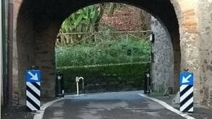 Olgiate Molgora, fa pipì sul Portone: a giudizio per la legge sugli eco-vandali