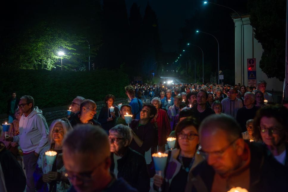 Paderno, duemila fiaccole per dire no a un nuovo ponte a 30 metri dal San Michele