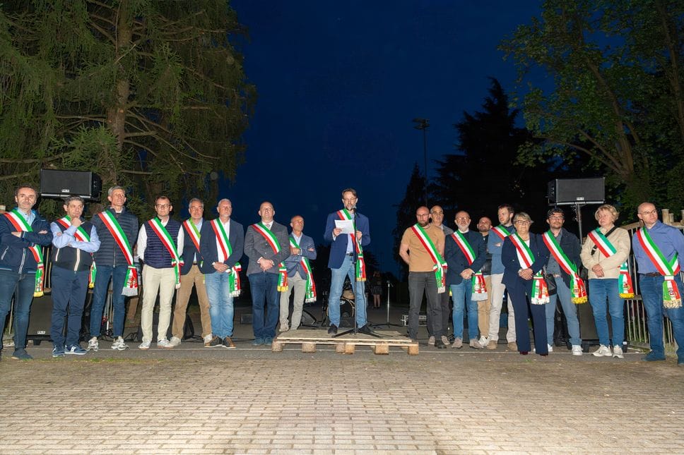 Paderno, duemila fiaccole per dire no a un nuovo ponte a 30 metri dal San Michele