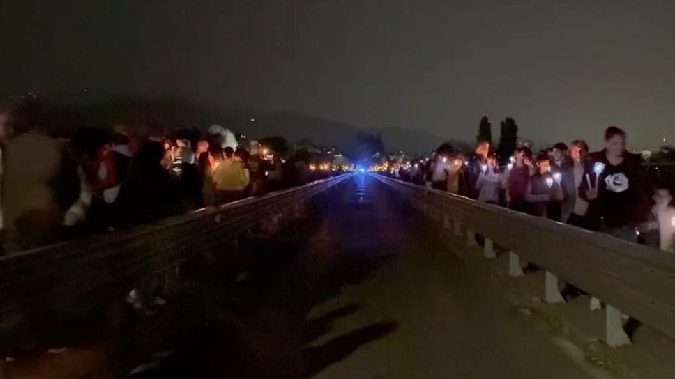 Paderno, duemila fiaccole per dire no a un nuovo ponte a 30 metri dal San Michele