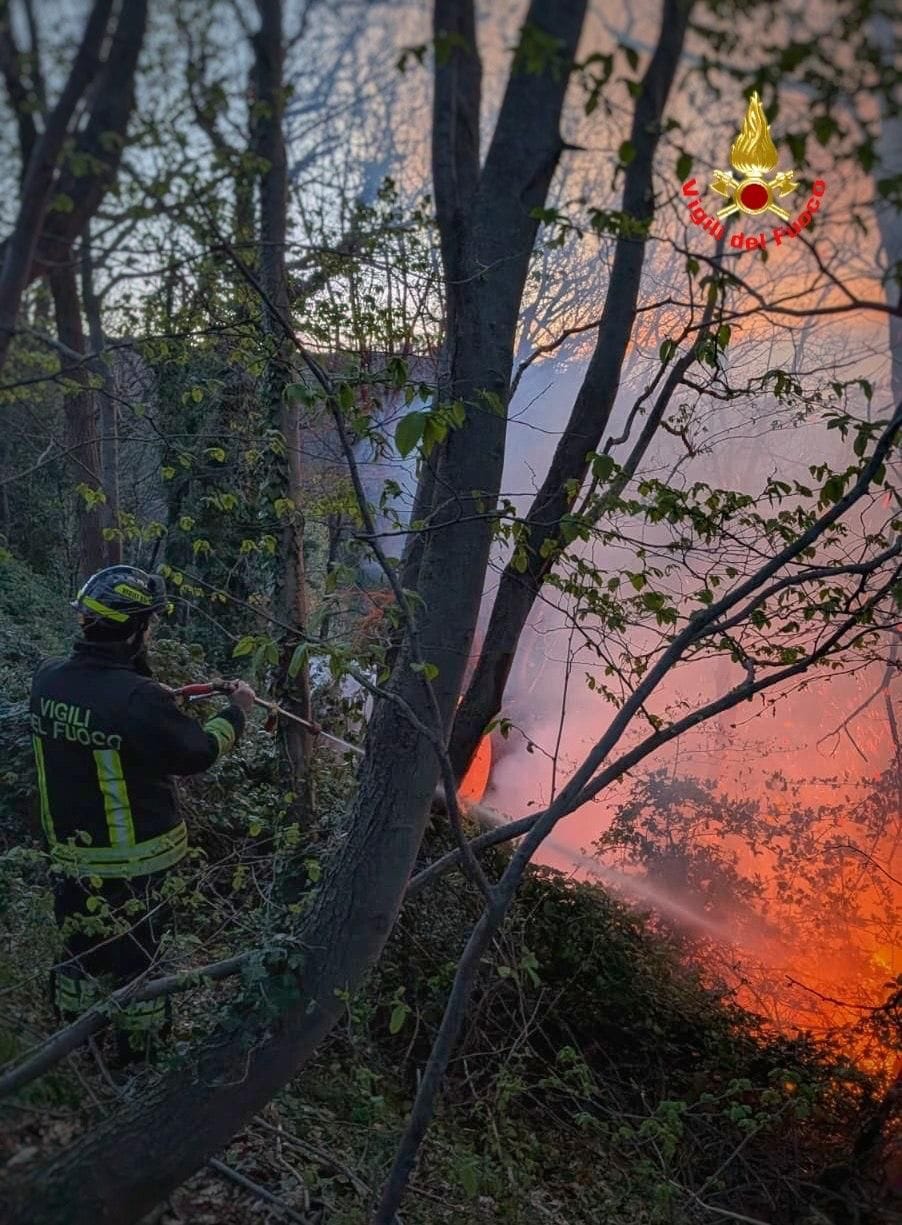 Colle Brianza, incendio riattivato dal vento