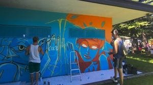 Valmadrera: giovane incappucciato colpisce un’abitazione. Intanto il Comune riporta in vita i murales vandalizzati