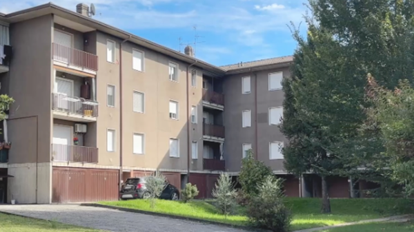 Calolzio, madre con figlia disabile costretta a salire le scale ogni giorno: appello per un cambio alloggio