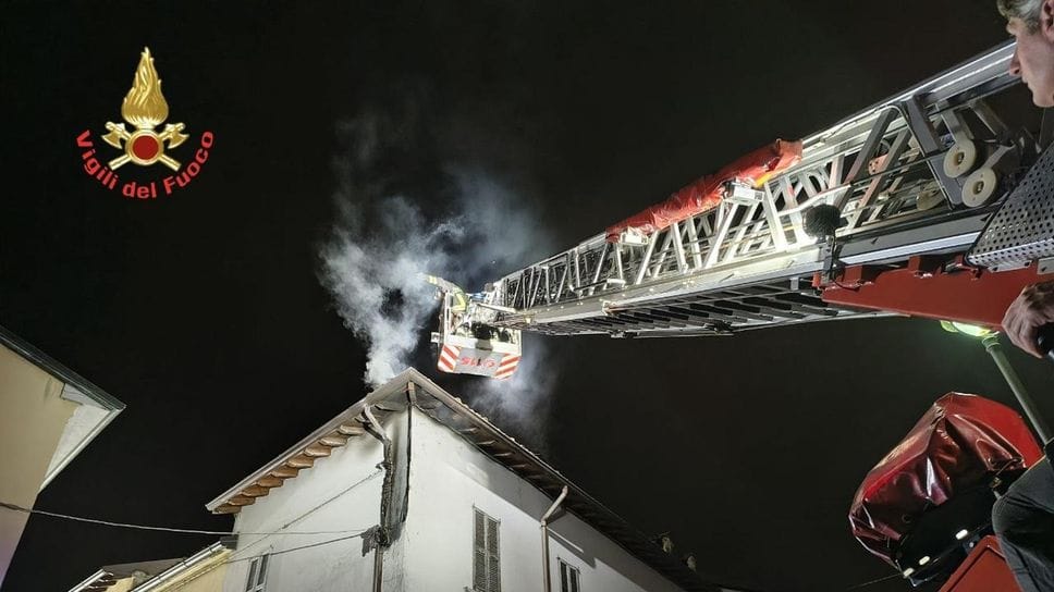Incendio nella notte a Calolziocorte, persona soccorsa