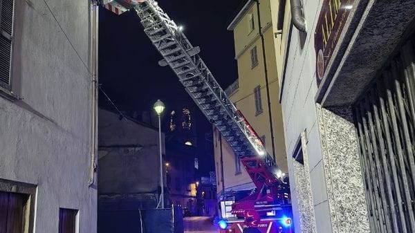 Incendio nella notte Un residente in ospedale