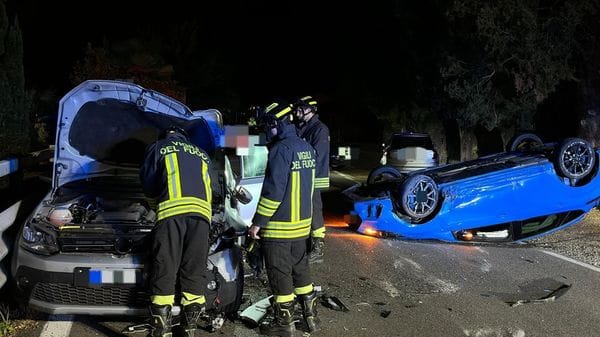 Auto si ribalta nello scontro Tre feriti non gravi