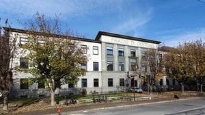 Esce dalla Rsa, cade e muore: a processo per due operatrici 