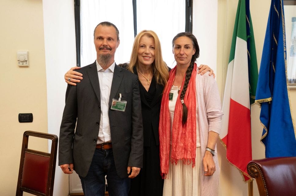 Famiglia del bosco, Brambilla denuncia: «Violenza di Stato»