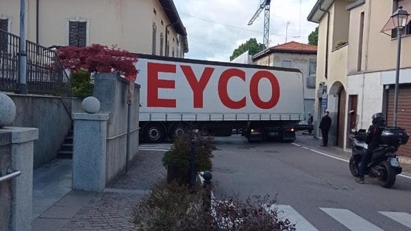 Molteno: tir si incastra in centro e danneggia un edificio