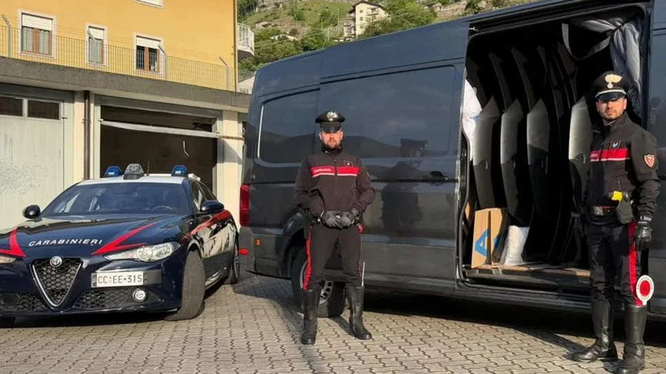 Furto di cofani per auto di lusso. Due arresti, ma altri due ricercati